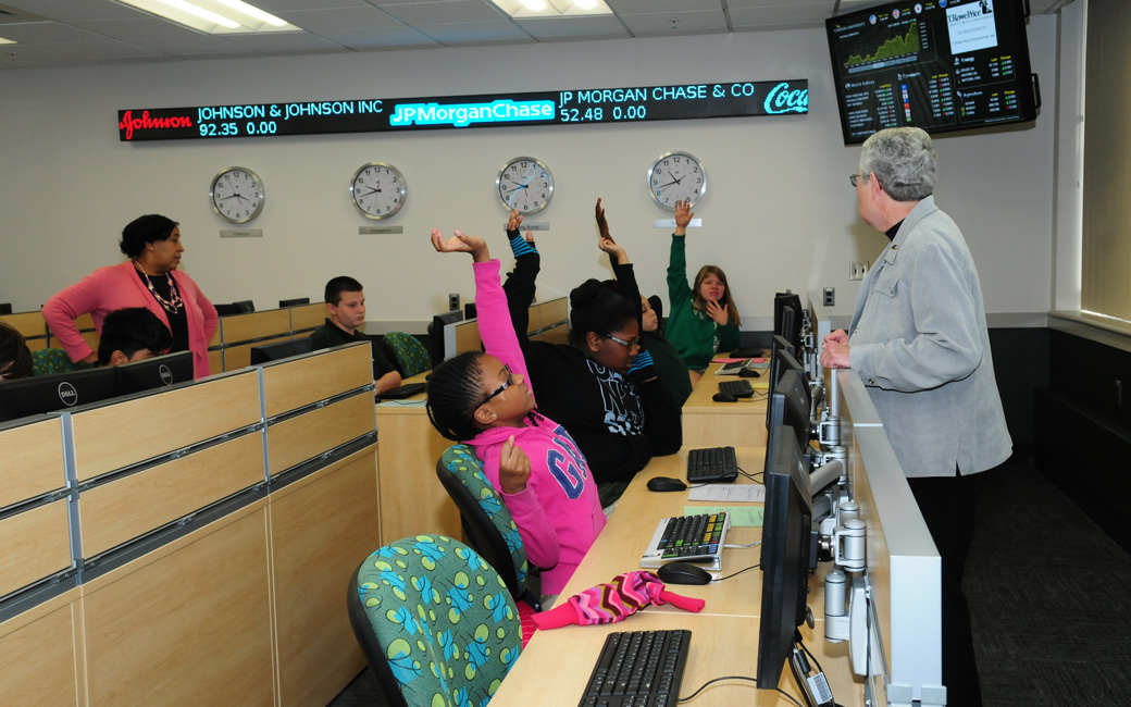 middle school students learning about finance in the T. Rowe Price finance Lab