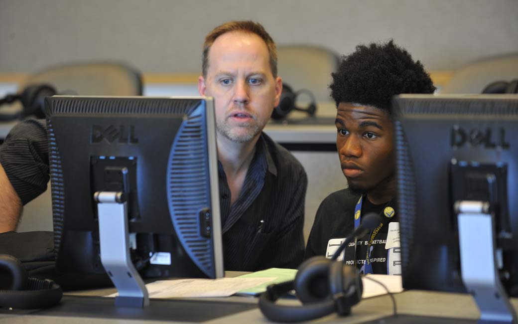 Chris Cain advising a transfer student