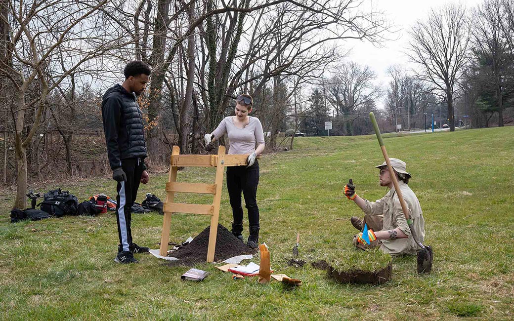 Students screening soil