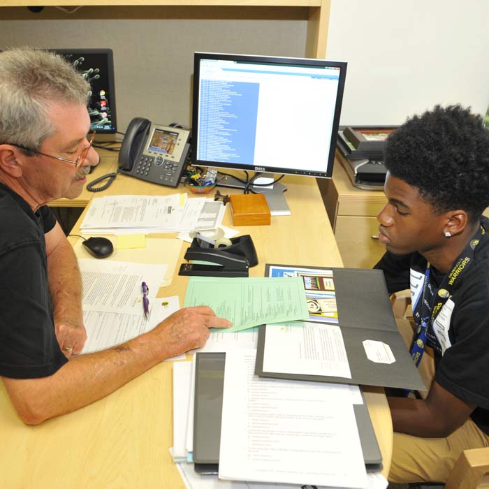 Dr. Steve Heaney Conducting a 1:1 Advising Session