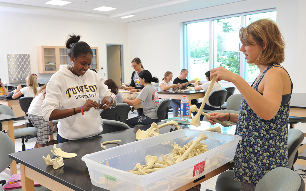 2 female studnets in a forensic science lab