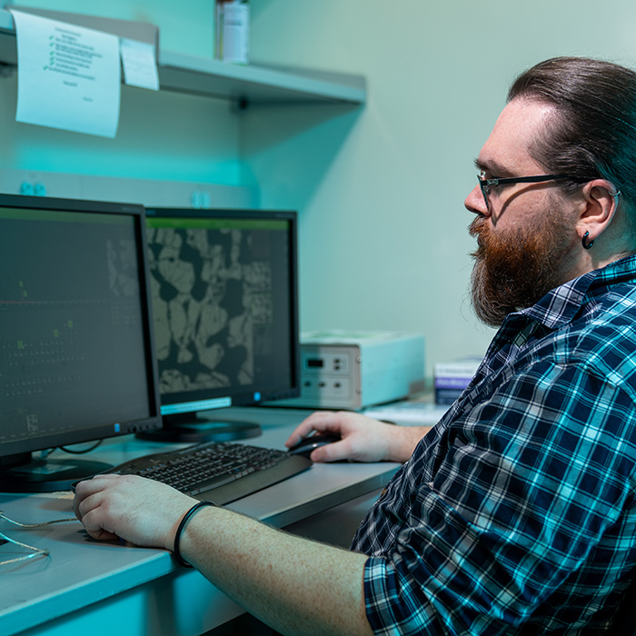 Patrick Schnieder analyzing samples on the SEM