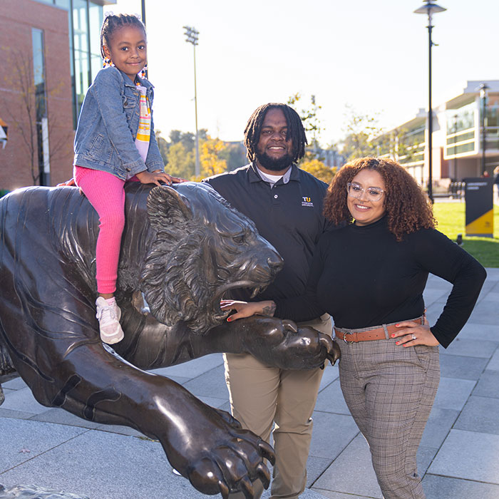 Dajaha Kenney and her husband and daughter