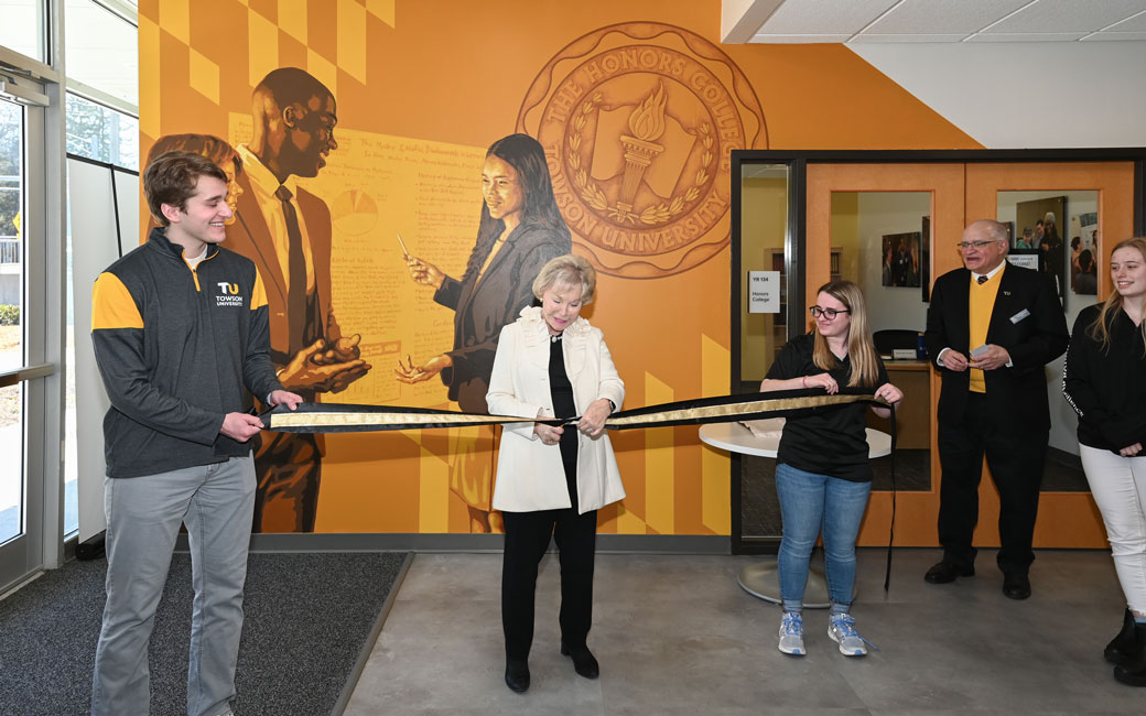 Nancy Grasmick cuts the ribbon for the Honors College Mural