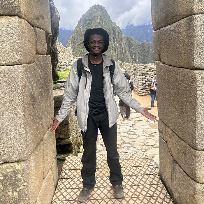 Green in front of Peruvian ruins