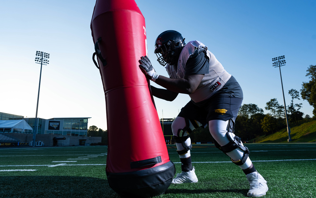 Mathias Adjingbaruk running a blocking drill