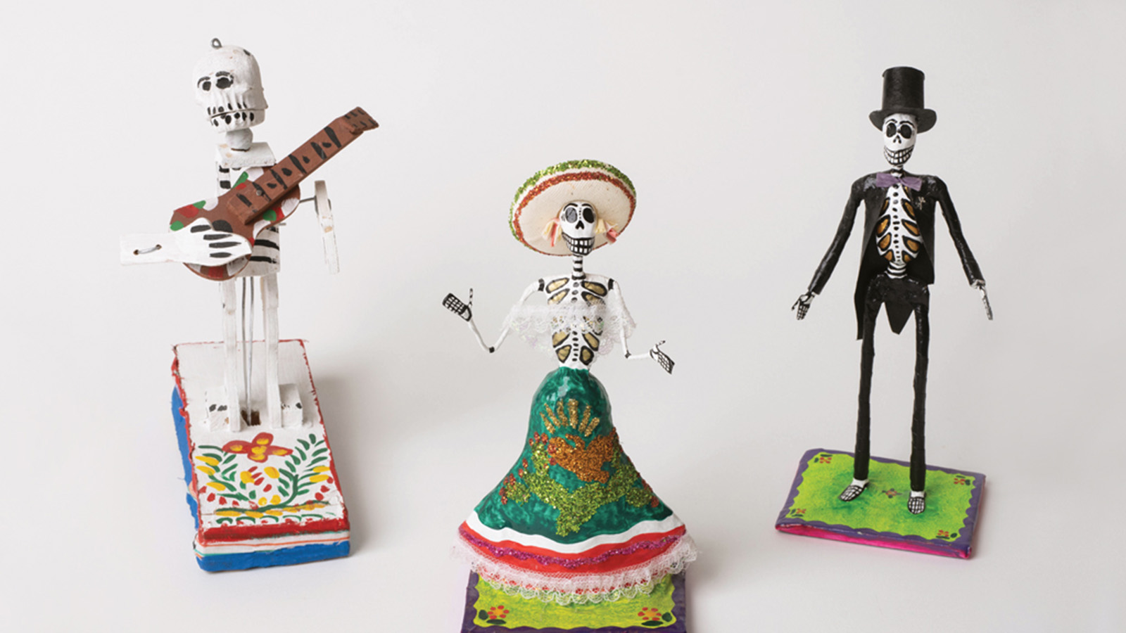 Skeleton figurines for Dia de los Muertos