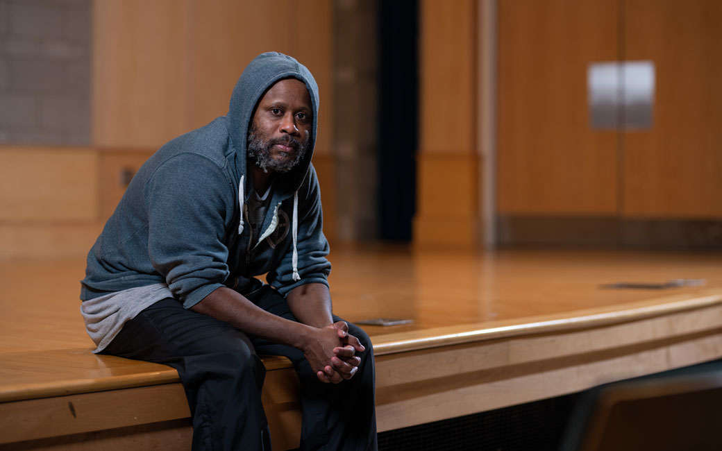 Shodekeh sitting at the edge of the stage