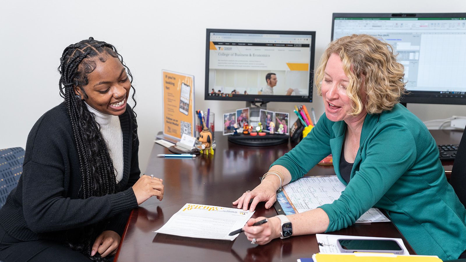 TU student meeting with advisor