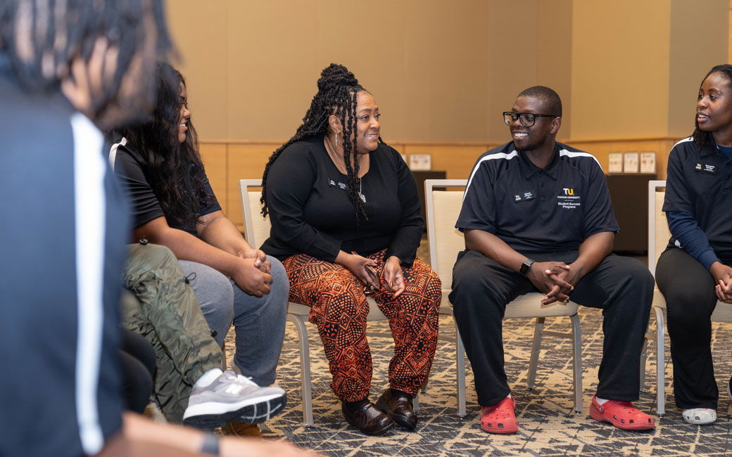 Tammie King Kelly speaking with students