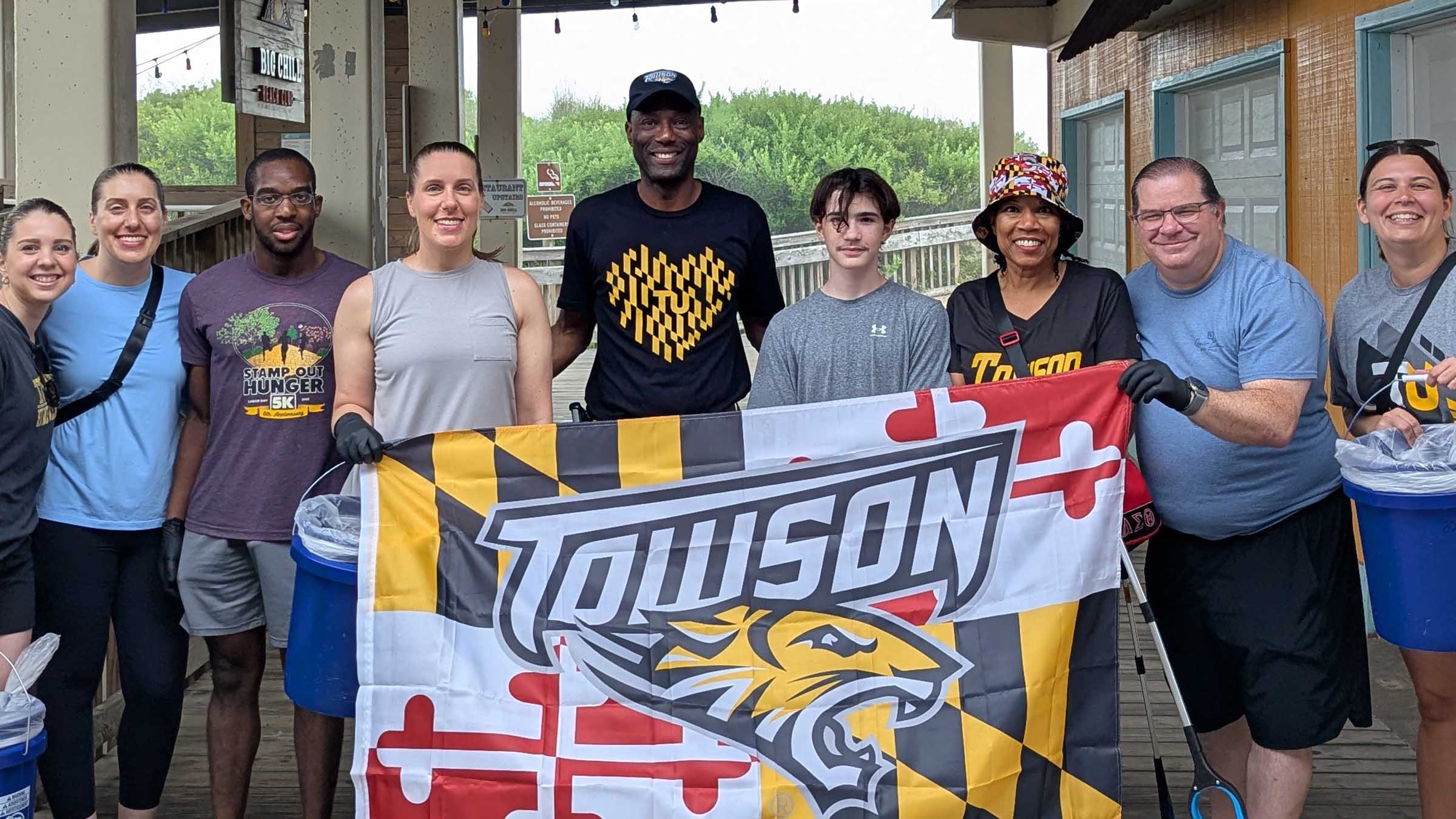 Angelina Davis, Carly Kostakos ’03, Michael Sandy ’14, Barbara Kostakos ’03, Richard Holley ’96, Jake DeFilippis, Edna Primrose ’84, Brian DeFilippis and Rachel Reinecke at the beach clean-up