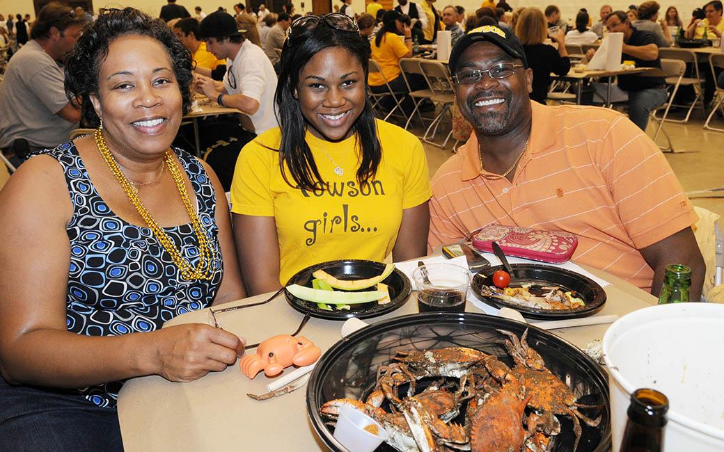 Family eating crabs